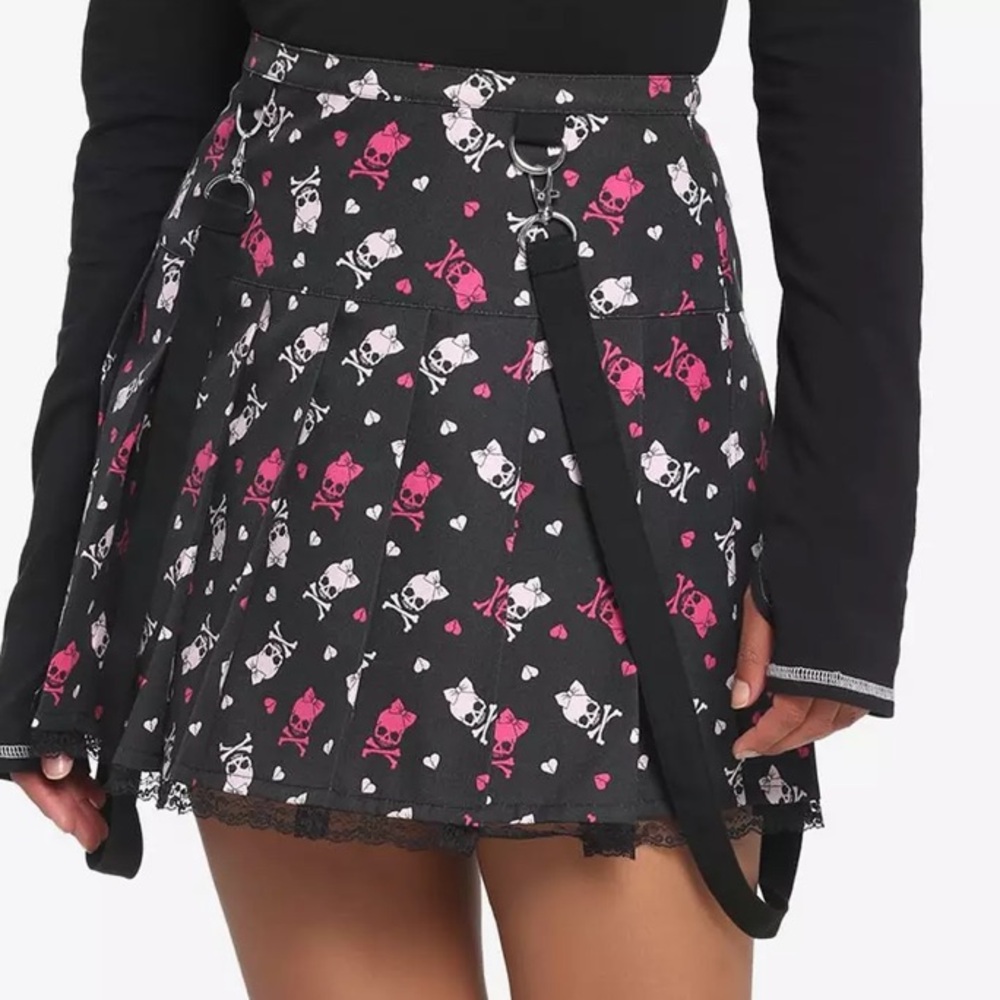 HOT TOPIC pleated suspender skirt